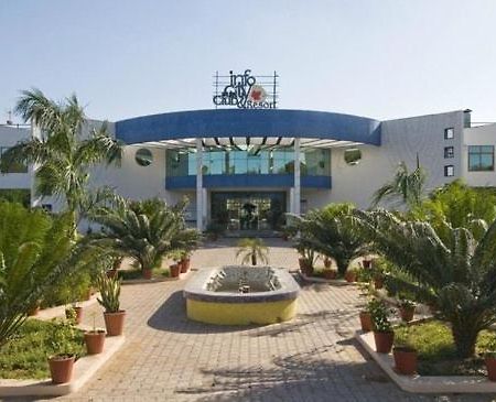 Infocity Club And Resort 甘地讷格尔 外观 照片
