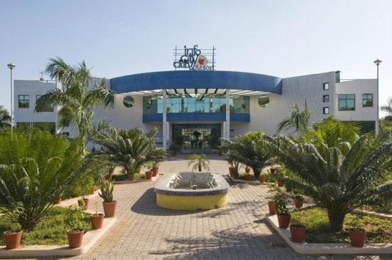 Infocity Club And Resort 甘地讷格尔 外观 照片