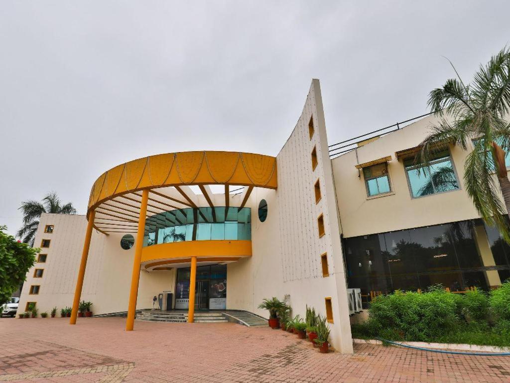 Infocity Club And Resort 甘地讷格尔 外观 照片